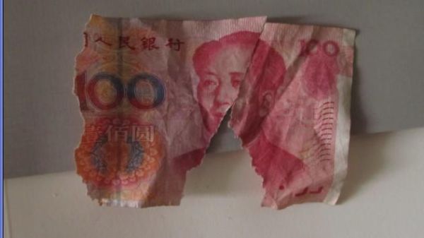100元被撕成两半还能去银行兑换吗可以完整的拼在一起？一百的钱撕开两半能去哪个银行换