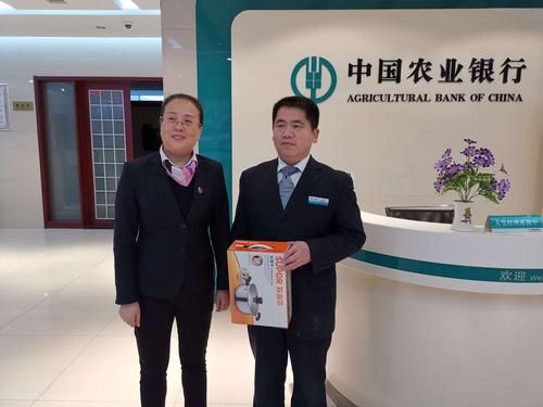 请问现在在农行工作待遇好还是在石油公司工作好？中石油和银行工作哪个好