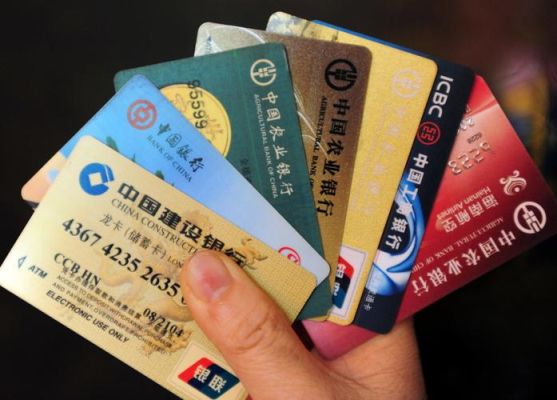 学生适合用银行的储蓄卡，信用卡还是借记卡？有什么不同？学生选哪个银行好