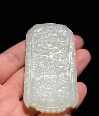 清乾隆玉九螭镂空佩的意义？建行严选和飞龙卡哪个好