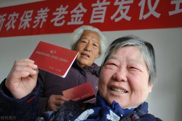 60岁老人养老保险指定哪个银行？自己交养老保险去哪个银行划算
