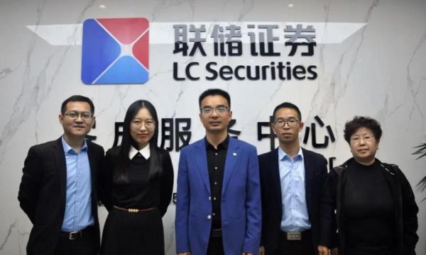 有谁做过证券公司的客户经理(销售国债,基金的个人客户)这个行业好做吗,是不是都没有底薪,有也是有责任的呢？哪个券商客户好