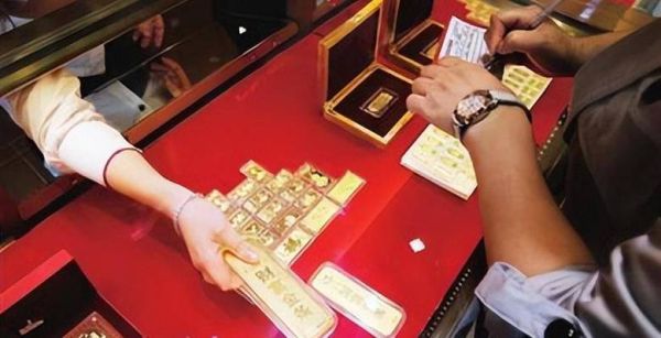 投资金条在银行买好还是金店买好?两者有什么差异？（买投资金条去哪个金店买好）