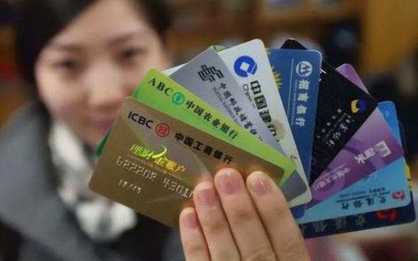 哪些银行允许60岁以上的退休人员办信用卡？（六十岁哪个银行信用卡好批）