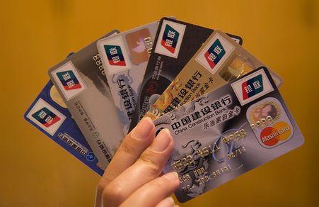 65岁以上申请信用卡哪个银行好？（70岁能办哪个银行信用卡好）