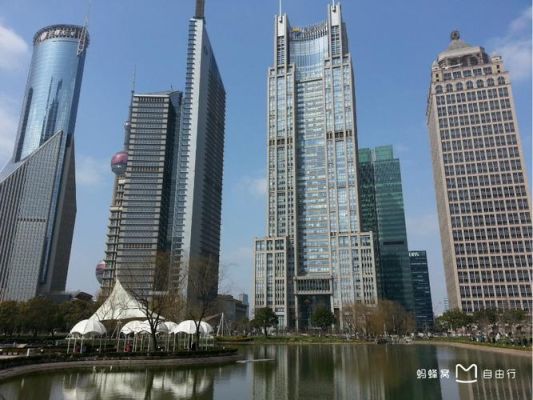 上海陆家嘴靠近的河流？（江边城外和哪个银行）